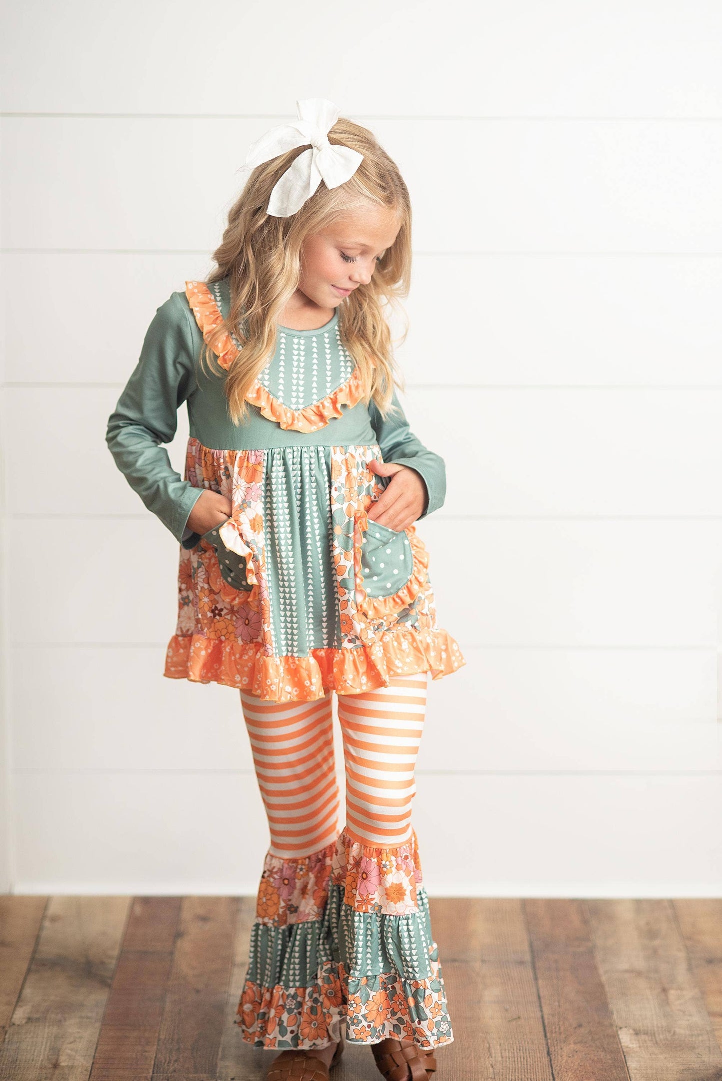 Kids Sage Floral Pocket Two Piece Bell Bottom Ruffle Set: 5/6