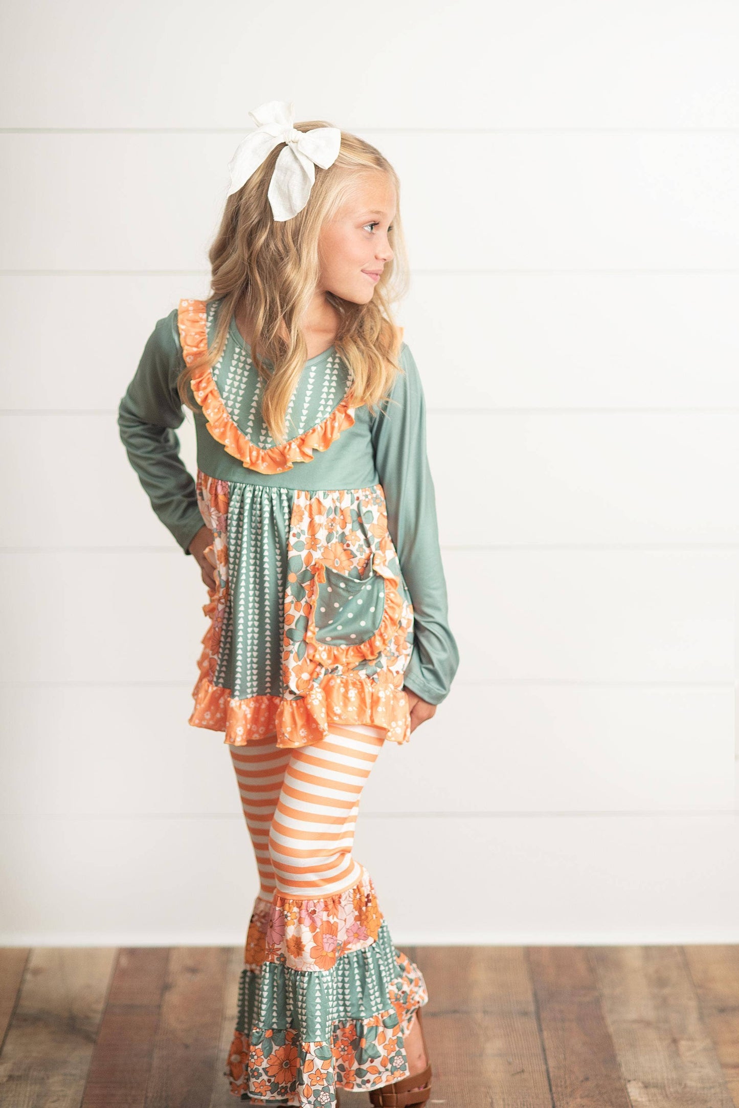 Kids Sage Floral Pocket Two Piece Bell Bottom Ruffle Set: 7/8