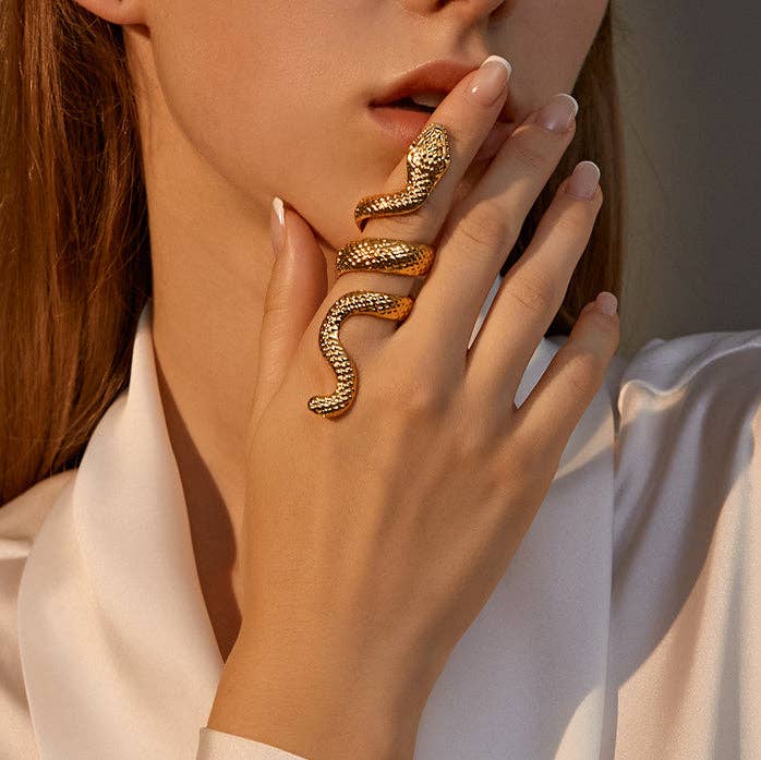 Punk Retro Exaggerated Serpentine Ring: Black